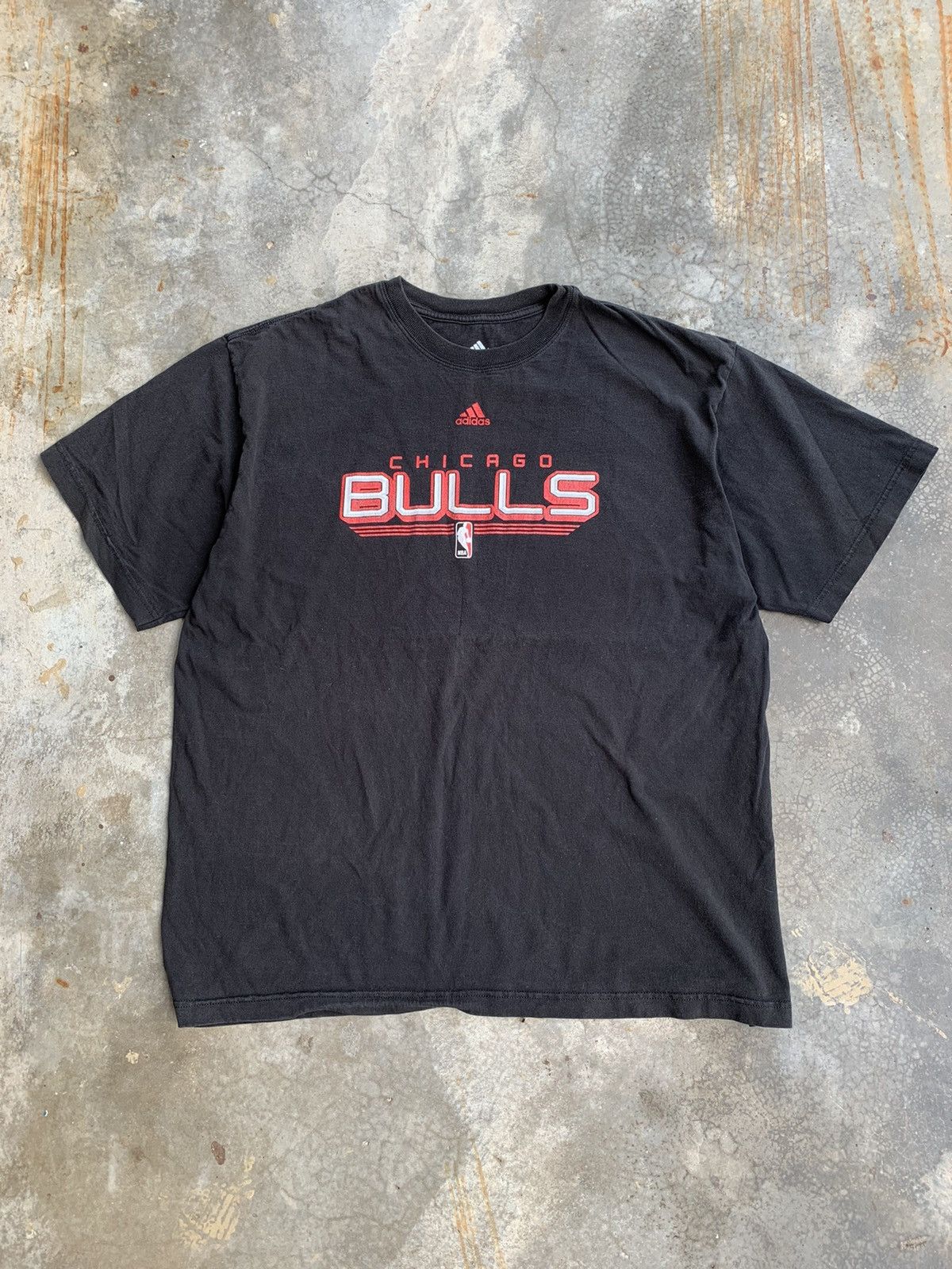 Adidas Vintage 2000s Faded Adidas Chicago Bulls Oversize Tshirt Size US XL / EU 56 / 4 - 1 Thumbnail