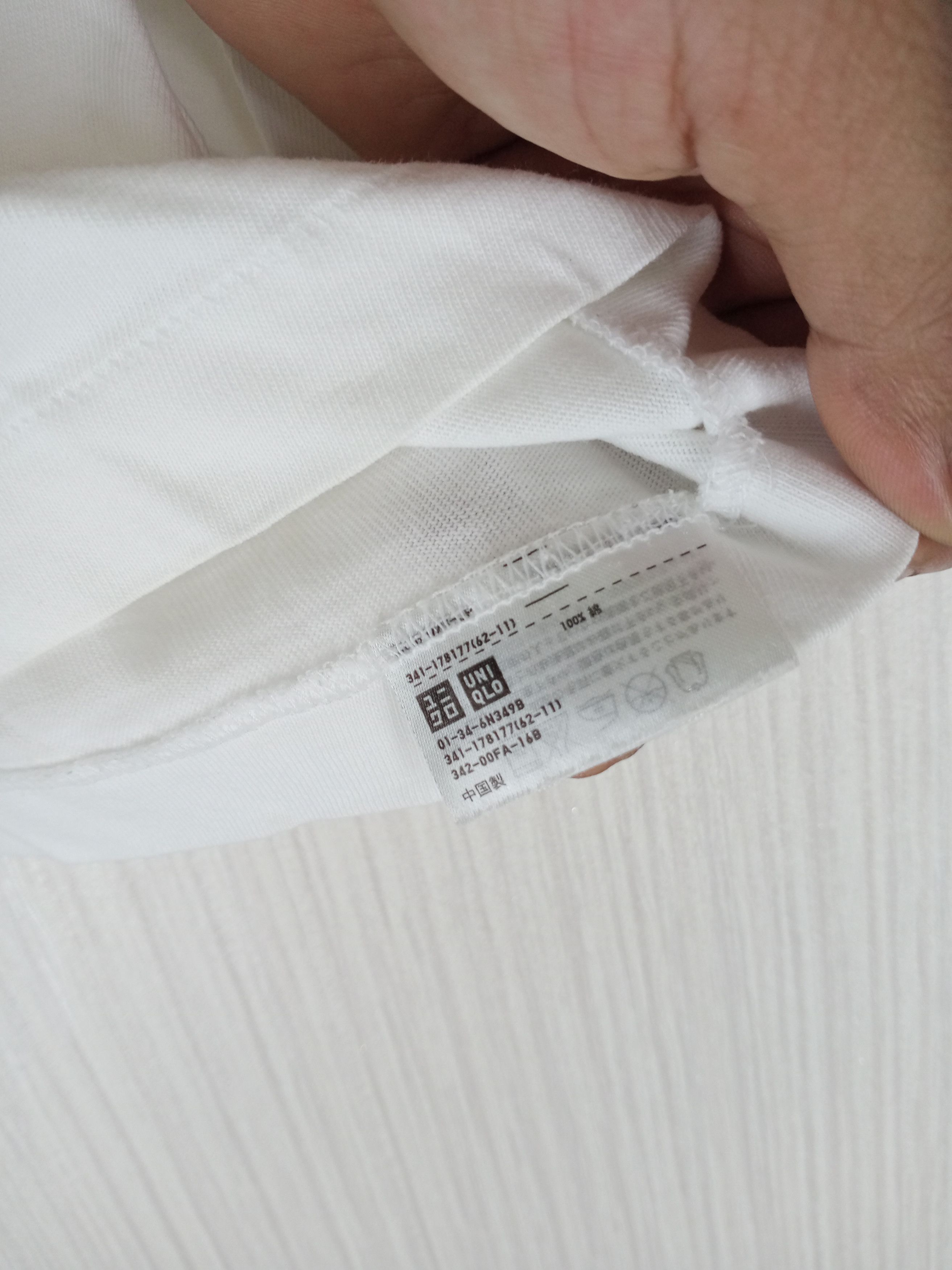 Kaws × Uniqlo Kaws Size US M / EU 48-50 / 2 - 5 Thumbnail