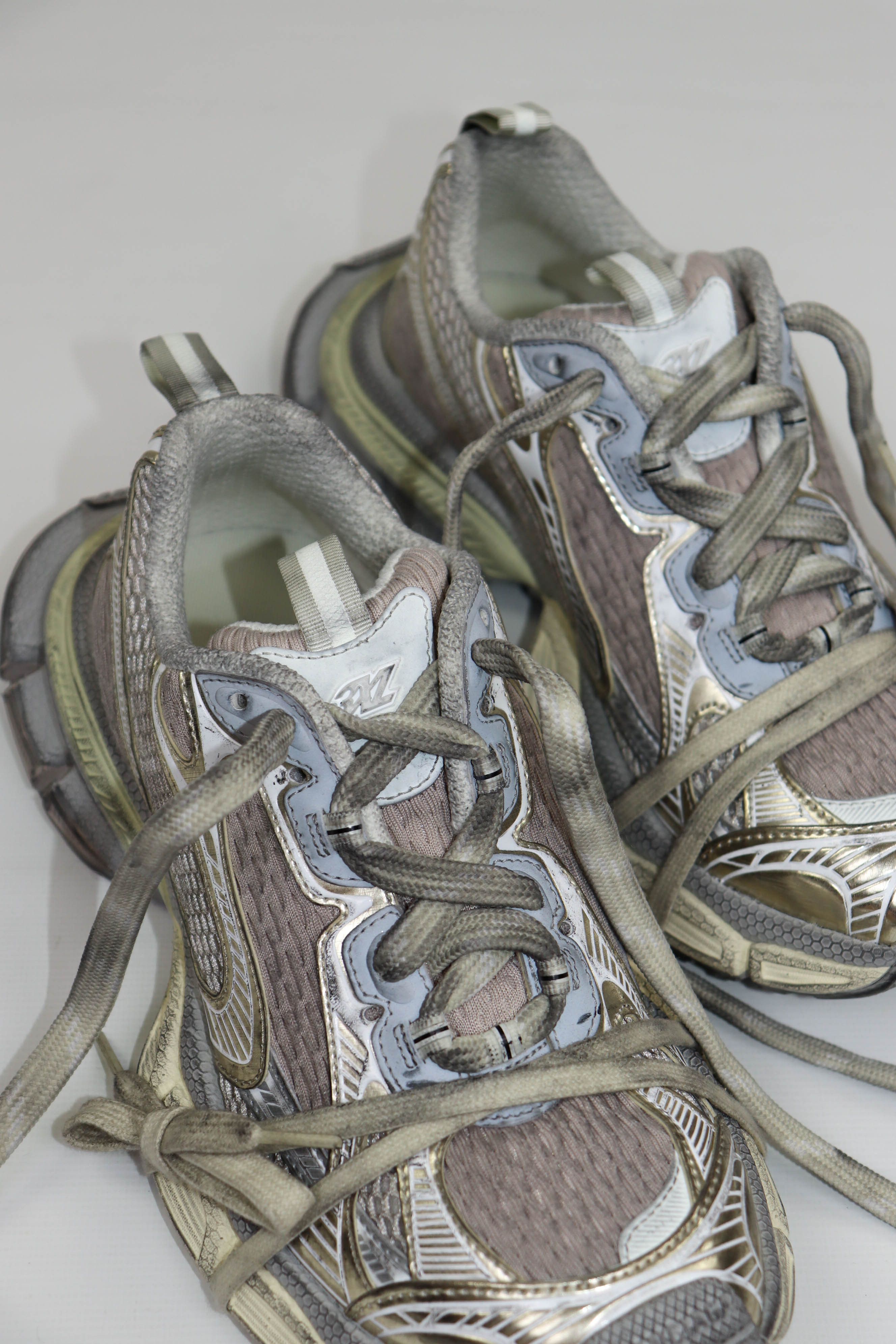Balenciaga Balenciaga 3XL Women’s 734731 Worn Out Light Beige Gold Size US 8 / IT 38 - 11 Thumbnail