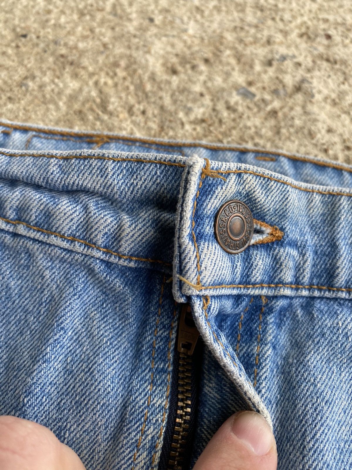 Levi's × Vintage Vintage 90’s Levi’s 550 Faded Blue Stained Jeans Size US 38 / EU 54 - 10 Thumbnail