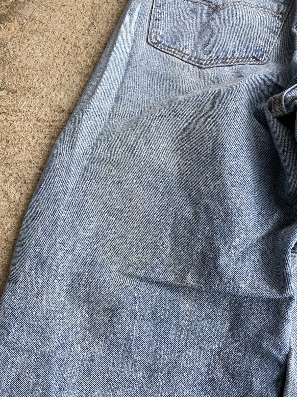 Levi's × Vintage Vintage 90’s Levi’s 550 Faded Blue Stained Jeans Size US 38 / EU 54 - 2 Thumbnail