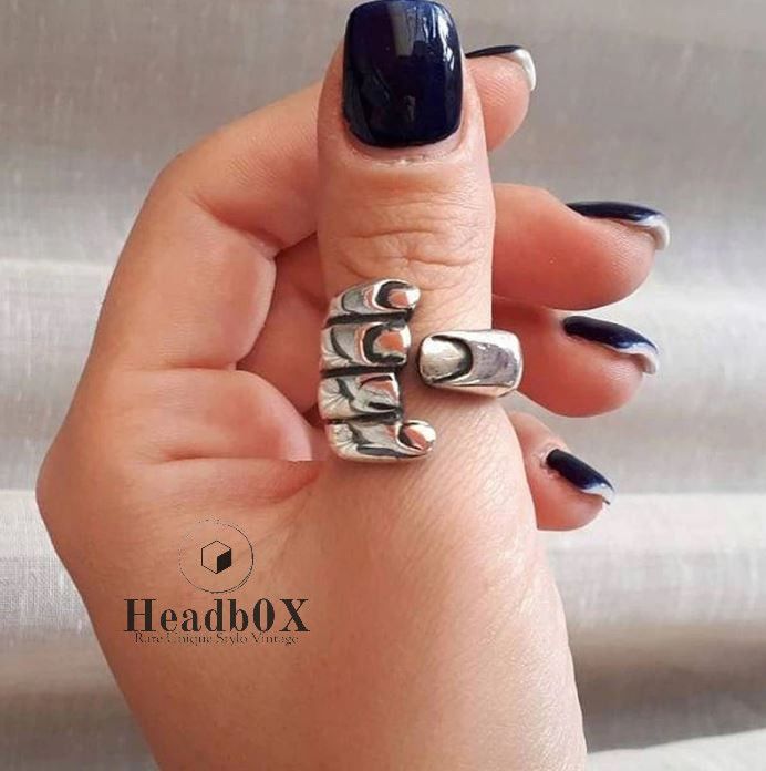 Jewelry Gothic Carved Hand Ring Size ONE SIZE - 1 Thumbnail