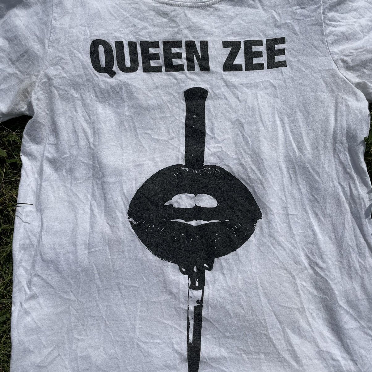 Vintage Vintage Y2K Queen Zee Graphic Tee Sun Faded Grunge Baggy S Size US S / EU 44-46 / 1 - 4 Thumbnail