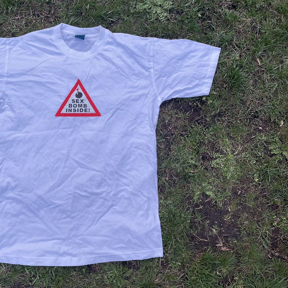 Vintage Vintage Y2K ADULT “ Sex Bomb Inside Porno“ Buymypiece Tee Size US L / EU 52-54 / 3 - 3 Thumbnail