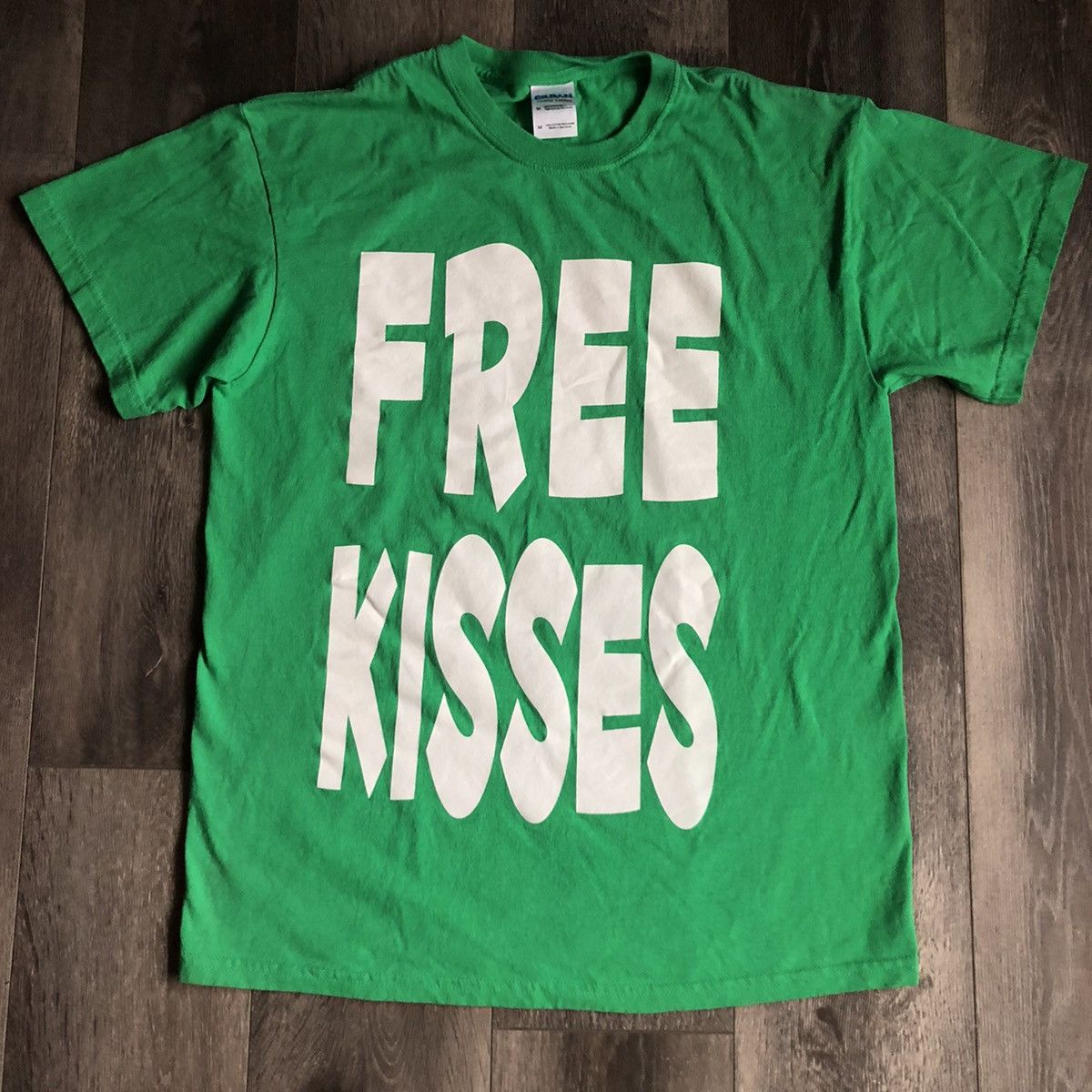 Vintage Vintage 2000s Y2K Free Kisses Stretch Logo Parody Tee Shirt Size US M / EU 48-50 / 2 - 1 Thumbnail