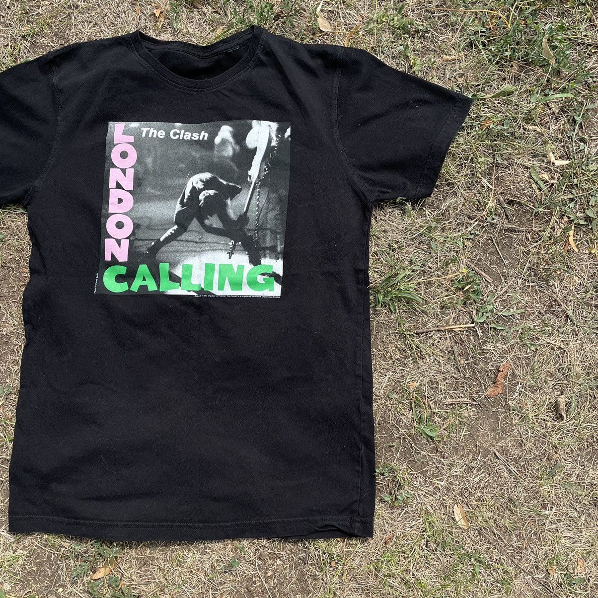 Vintage Vintage Y2K The Clash Punk Band Graphic Tee Black Baggy S Size US S / EU 44-46 / 1 - 2 Thumbnail