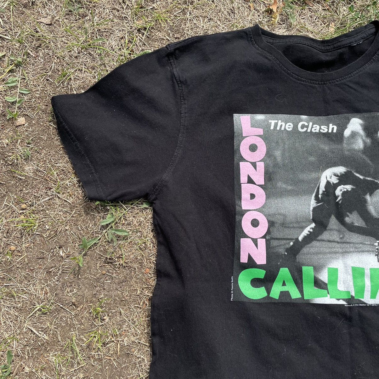 Vintage Vintage Y2K The Clash Punk Band Graphic Tee Black Baggy S Size US S / EU 44-46 / 1 - 3 Thumbnail