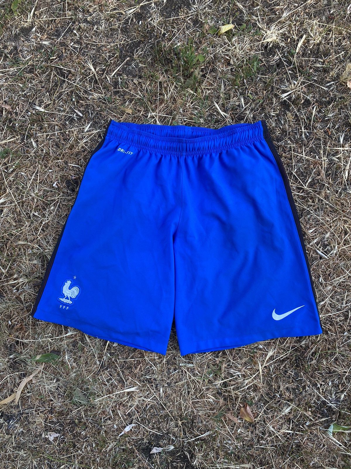 Vintage Nike shorts France streetwear swoosh casual size L