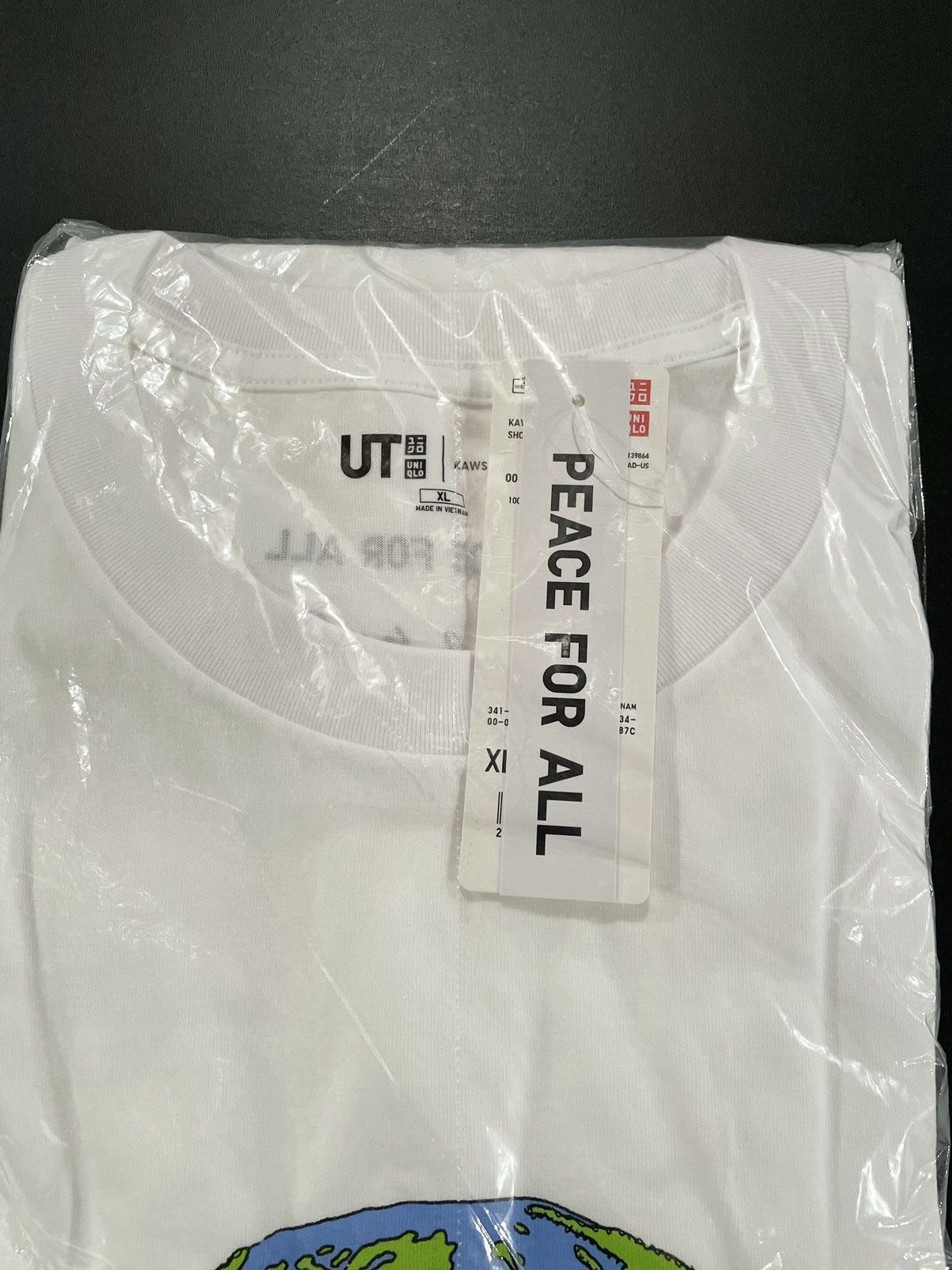 Kaws × Uniqlo XL Extra Large KAWS White Peace for All The Grey Vinyl Shirt Size US XL / EU 56 / 4 - 5 Thumbnail