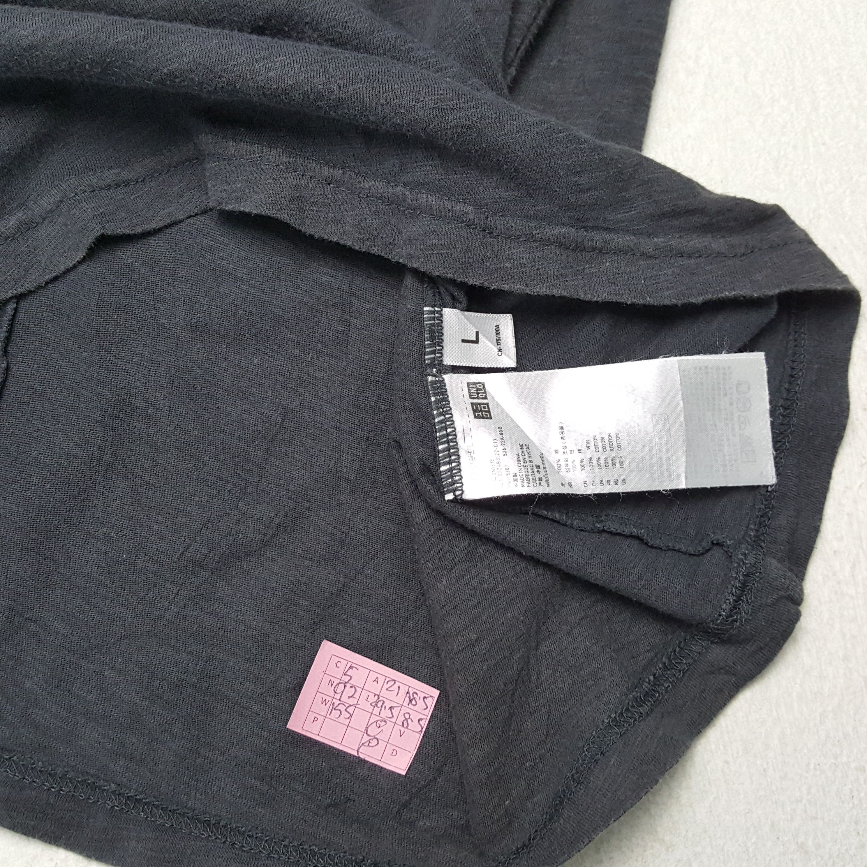 Japanese Brand UNIQLO X UNDERCOVER Skulls Bones Rare Tshirt Size US L / EU 52-54 / 3 - 5 Thumbnail