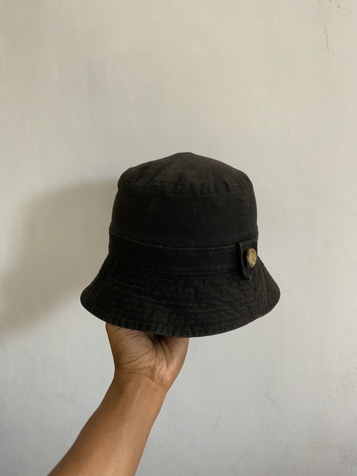 Japanese Brand Plain Single Button Side Fade Outdoor Bucket Hat Size ONE SIZE - 1 Thumbnail