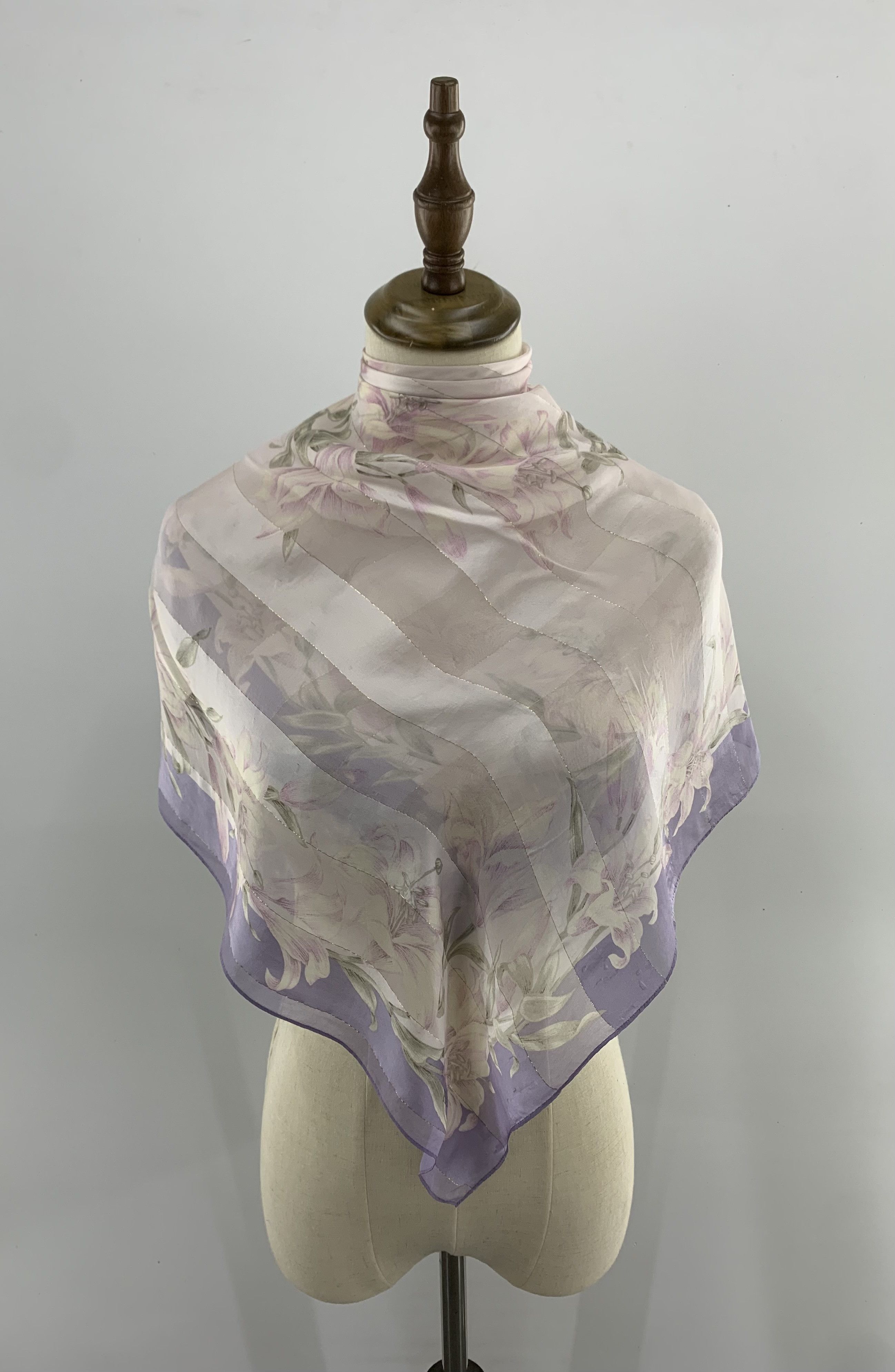 Foulard En Soie 100% Hardy Amies – Carré Rose Roulotté Main – Vintage 78cm