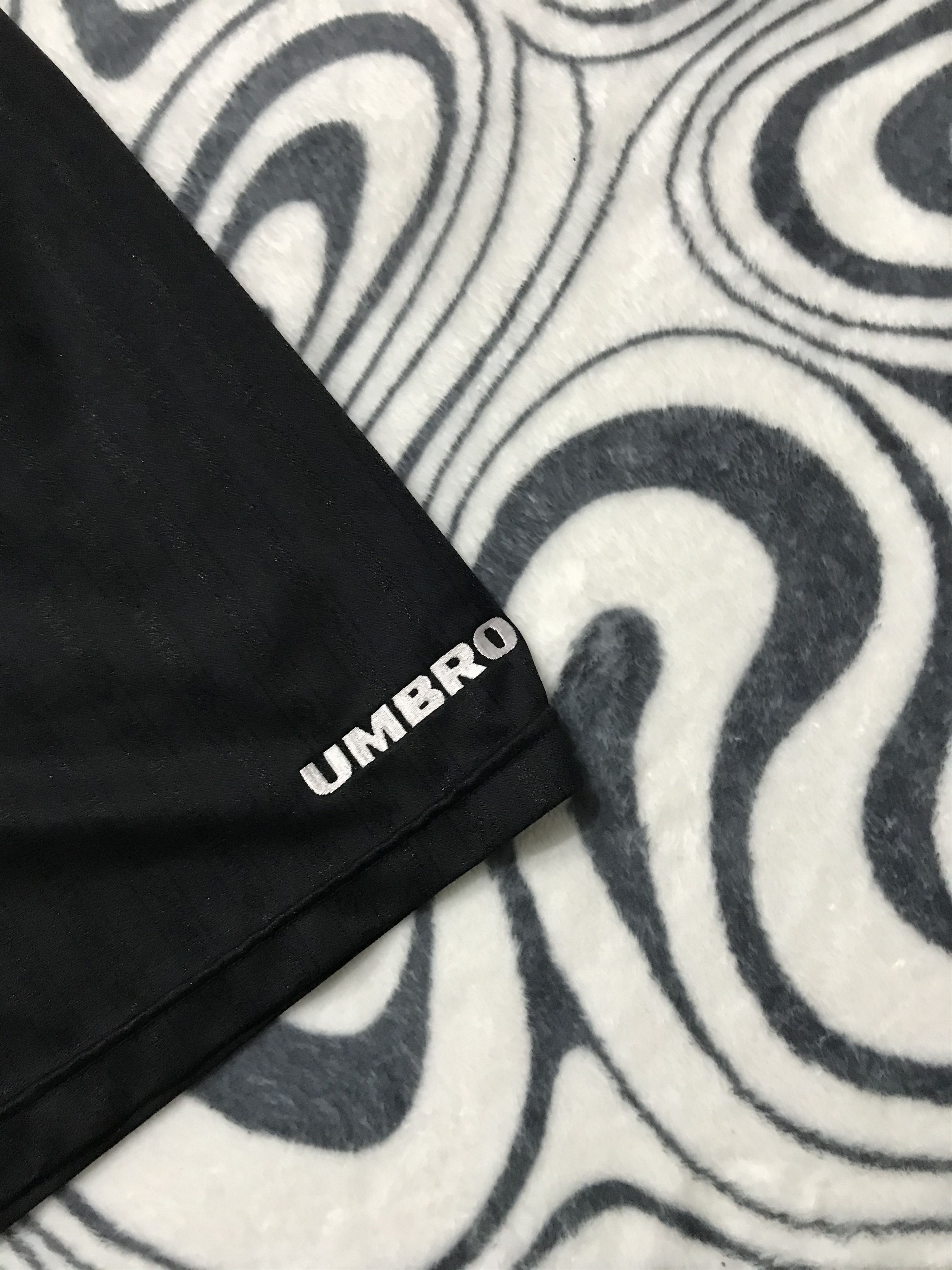 Umbro × Vintage Umbro Mens Black Shorts Size US 36 / EU 52 - 2 Thumbnail