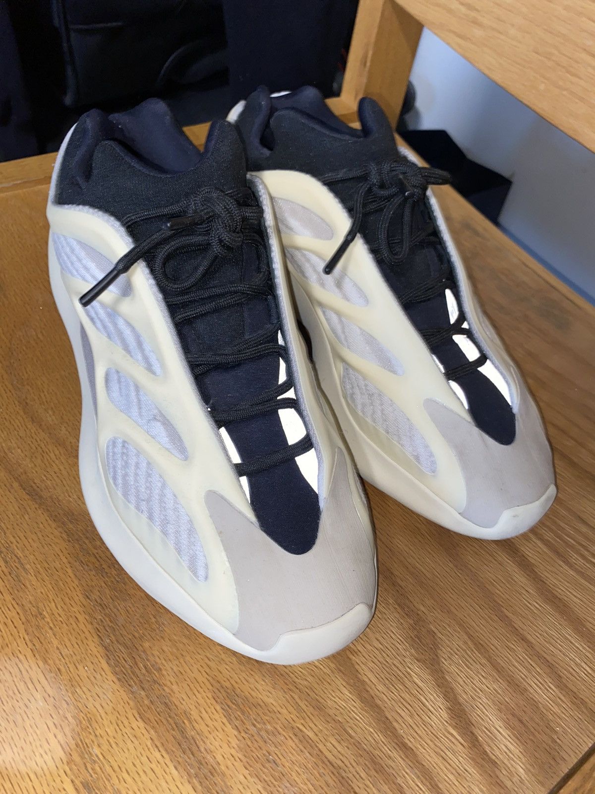 Kanye West Yeezy Boost 700 V3 Azael Size US 10 / EU 43 - 9 Thumbnail