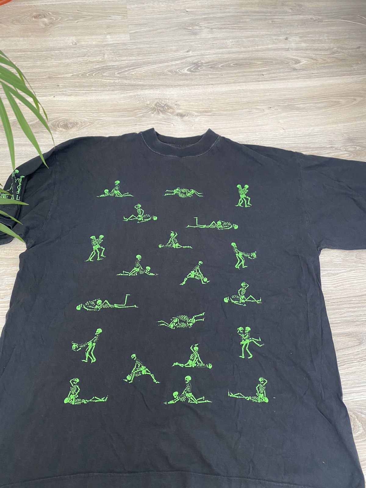 Vintage Vintage Bone In Love Kamasutra Sex Position T-Shirt Size US XL / EU 56 / 4 - 2 Thumbnail