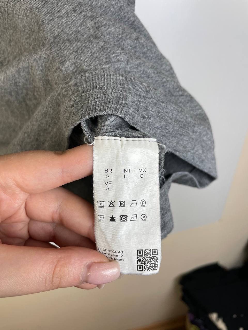 Hugo Boss Hugo Boss luxury t-shirt size shirt L Size US L / EU 52-54 / 3 - 2 Thumbnail