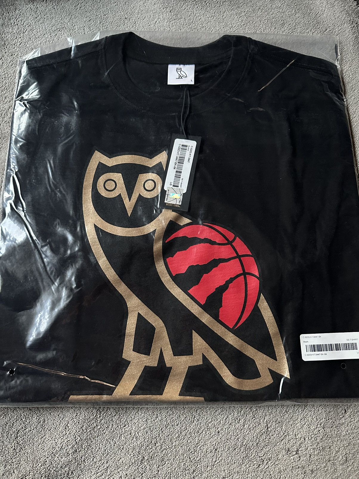 NBA × October's Very Own RARE OVO x NBA Toronto Raptors OG OWL T-SHIRT new with tags Size US L / EU 52-54 / 3 - 1 Thumbnail
