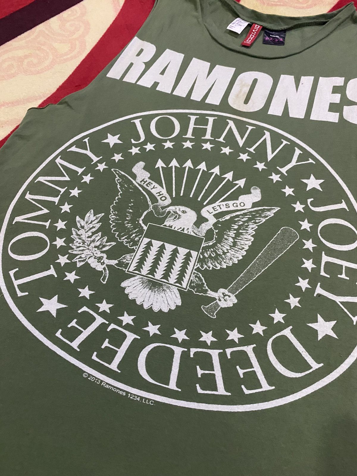 Band Tees 🔥 Steals 🔥 Distressed Ramones Armholes Size M / US 6-8 / IT 42-44 - 3 Thumbnail
