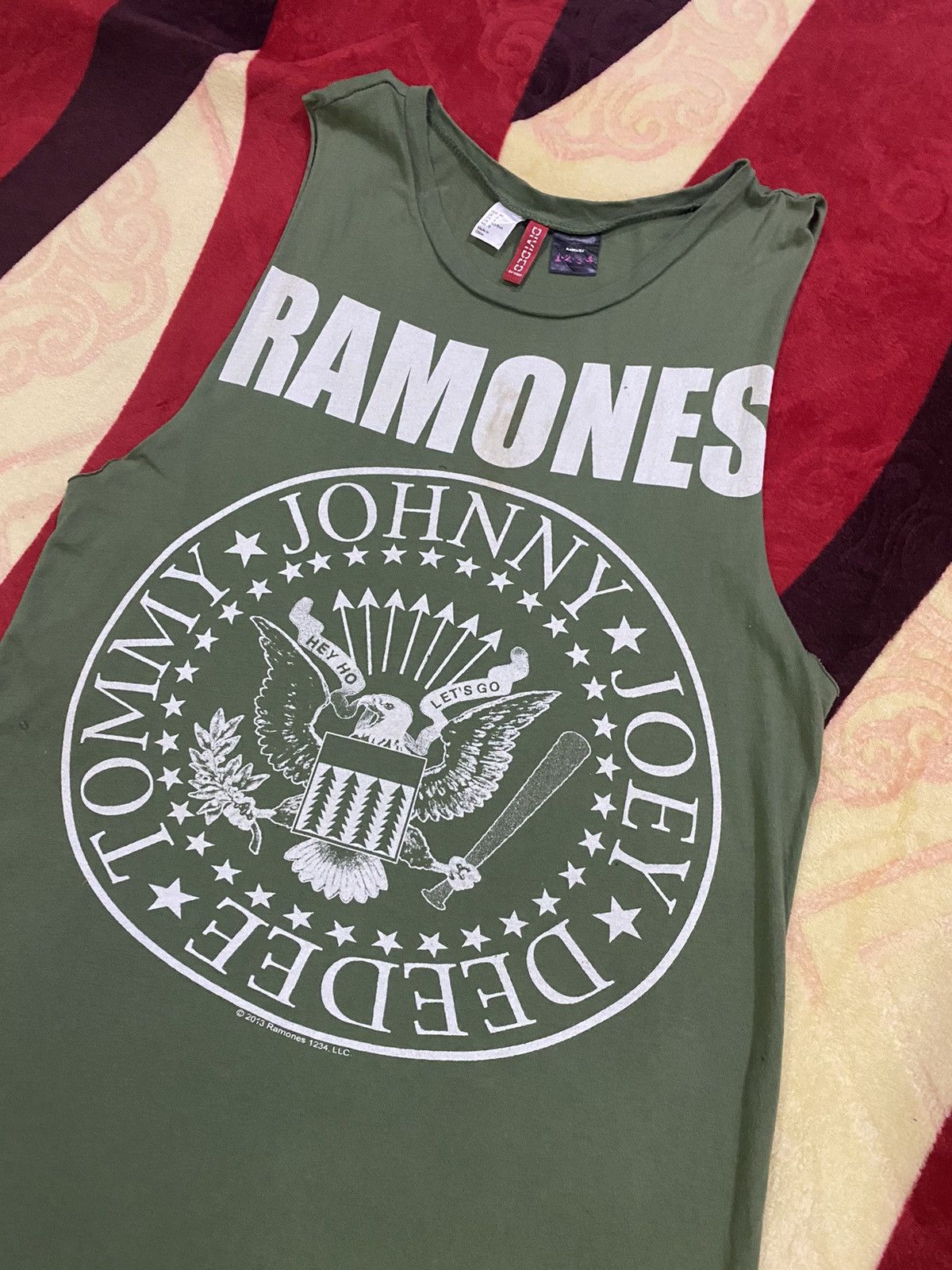 Band Tees 🔥 Steals 🔥 Distressed Ramones Armholes Size M / US 6-8 / IT 42-44 - 1 Thumbnail