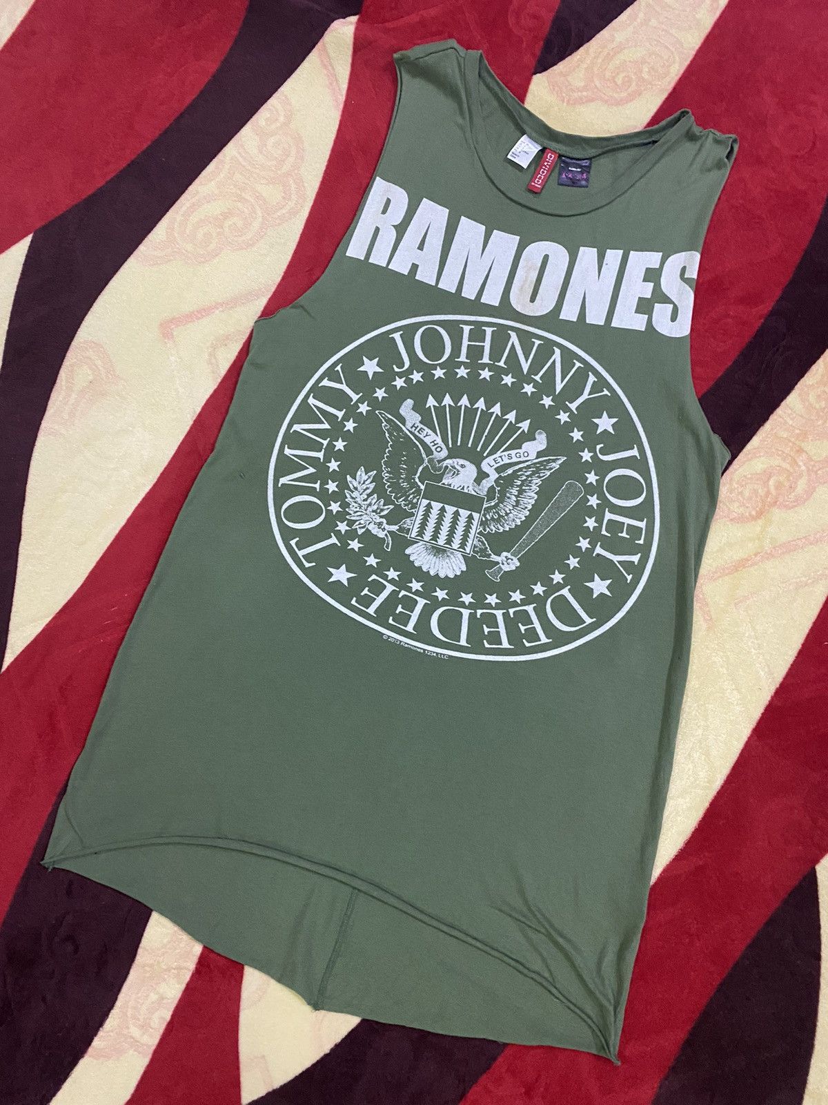 Band Tees 🔥 Steals 🔥 Distressed Ramones Armholes Size M / US 6-8 / IT 42-44 - 2 Thumbnail