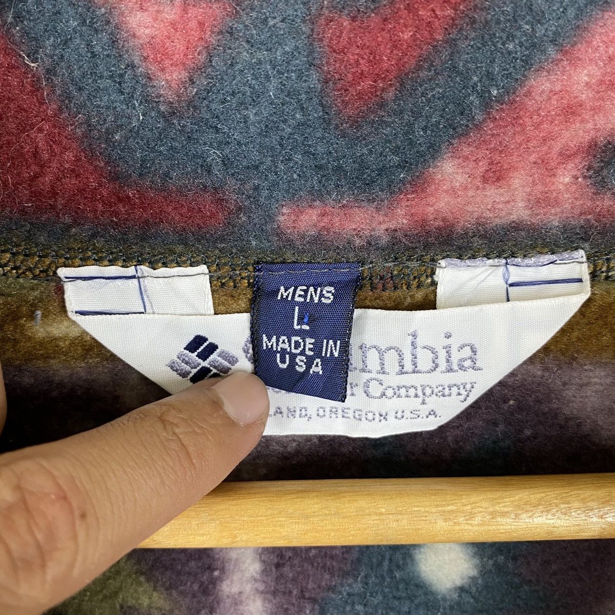 Columbia × Vintage VINTAGE COLUMBIA SPORTSWEAR ABSTRACT DESIGN FLEECE PULLOVER Size US L / EU 52-54 / 3 - 6 Thumbnail