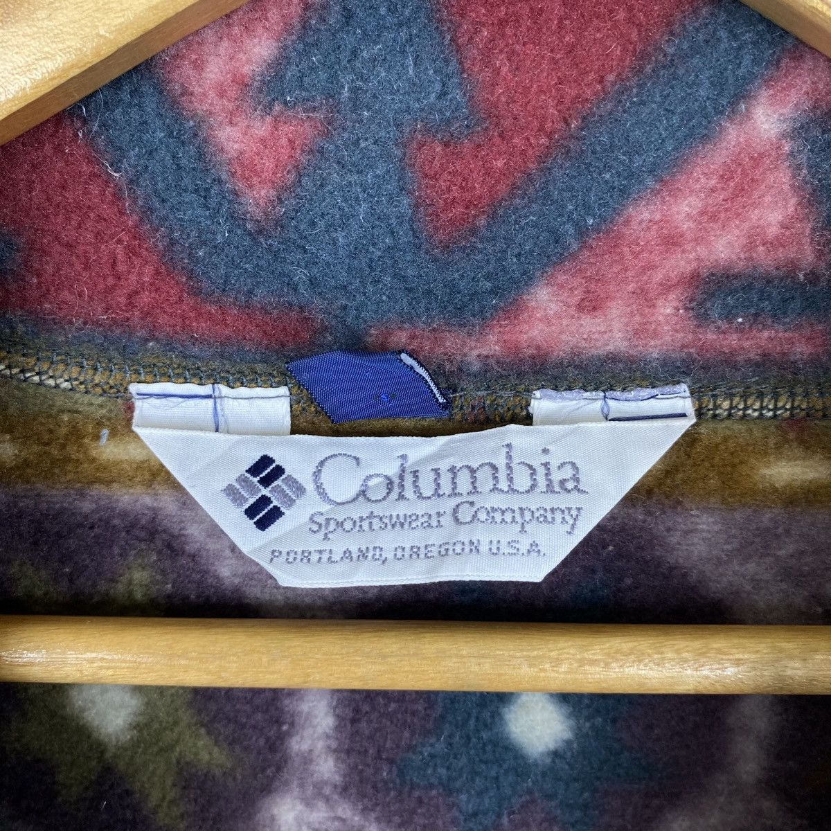 Columbia × Vintage VINTAGE COLUMBIA SPORTSWEAR ABSTRACT DESIGN FLEECE PULLOVER Size US L / EU 52-54 / 3 - 5 Thumbnail