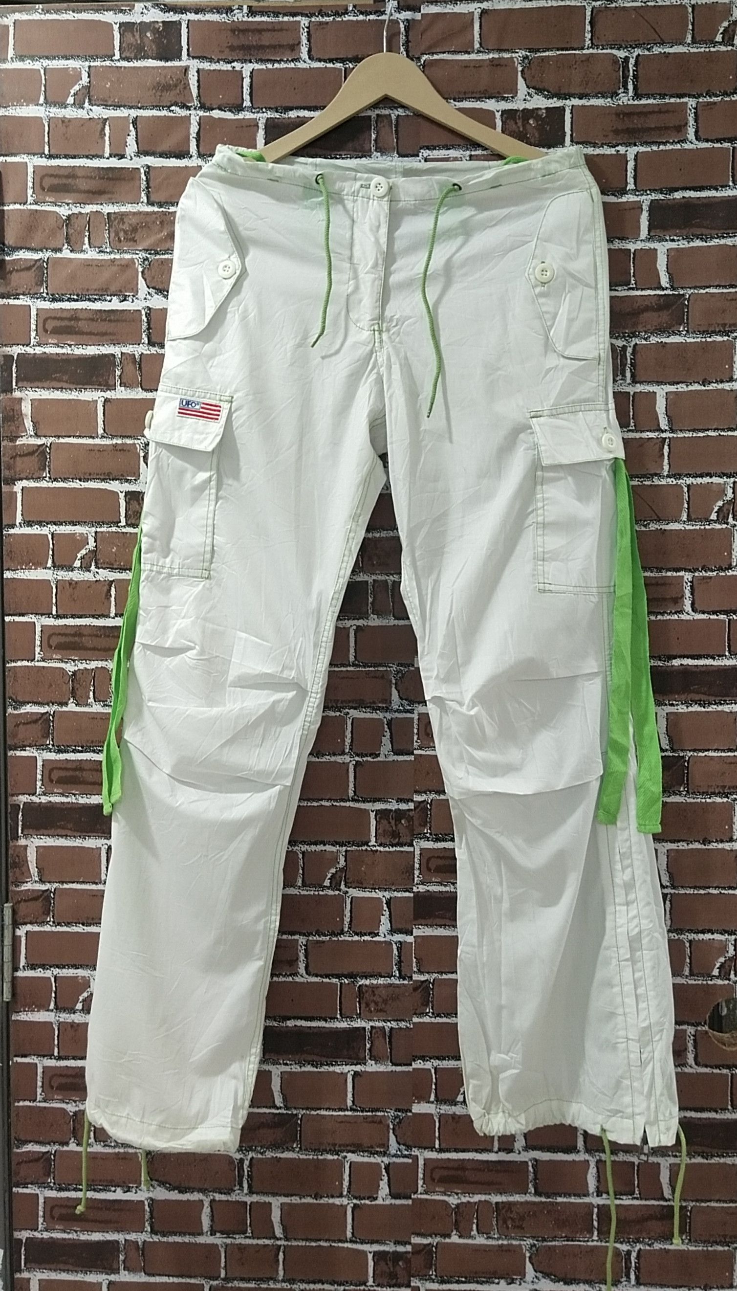 パンツ UFO White cargo pants Vintage UFO White/Red Cargo Pants (Size M) — RootsBK
