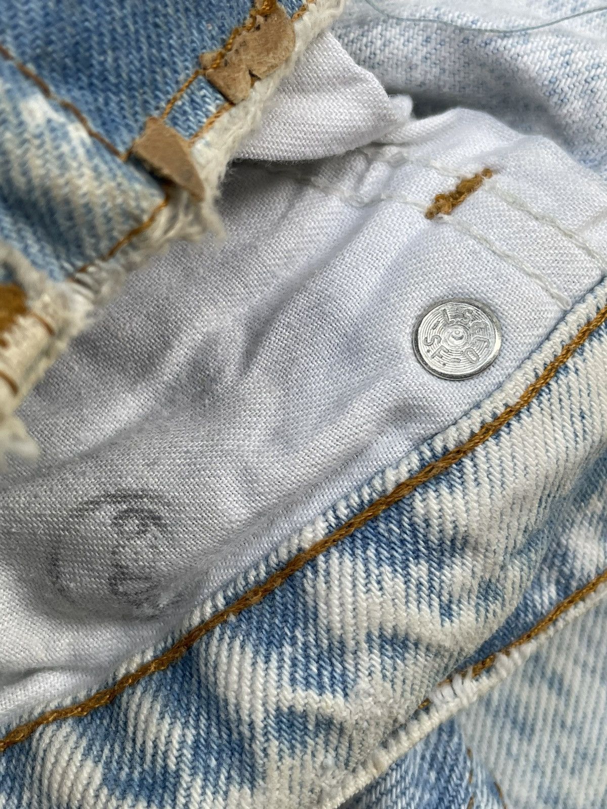 Levi's Vintage 1999 Levis 550 e Acid Wash Faded Denim Size US 35 - 18 Thumbnail