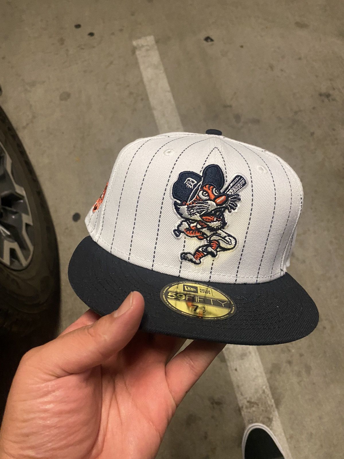 image of New Era Detroit Tigers Pin Stripe Fitted Hat 7 1/2 in White, Men's
