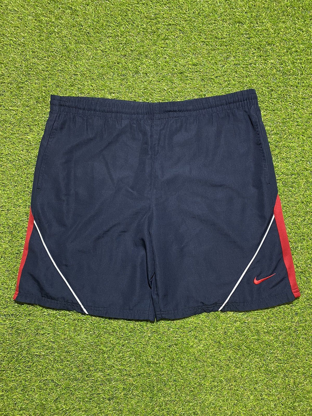 Nike Vintage Nike shorts streetwear swoosh casual y2k size XL Size US 36 / EU 52 - 1 Thumbnail