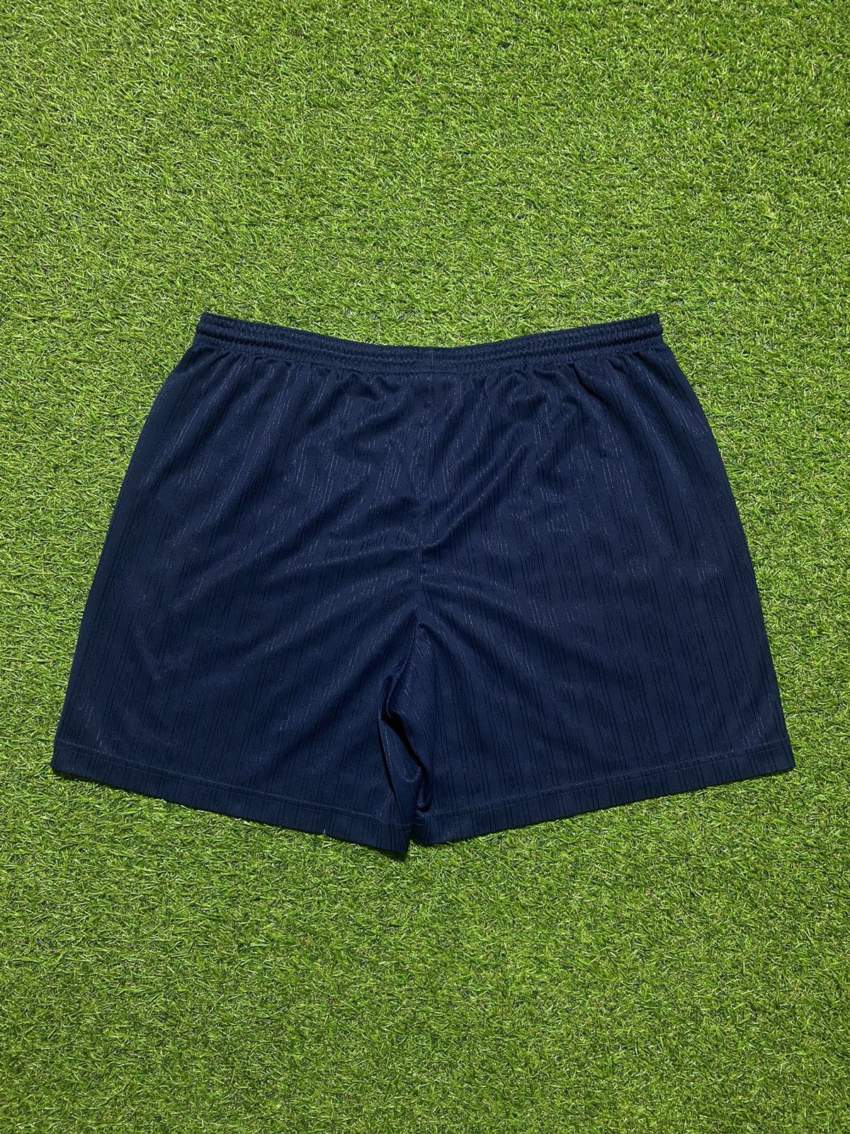 Umbro Vintage 90s Umbro shorts streetwear monogrammed style size L Size US 34 / EU 50 - 3 Thumbnail
