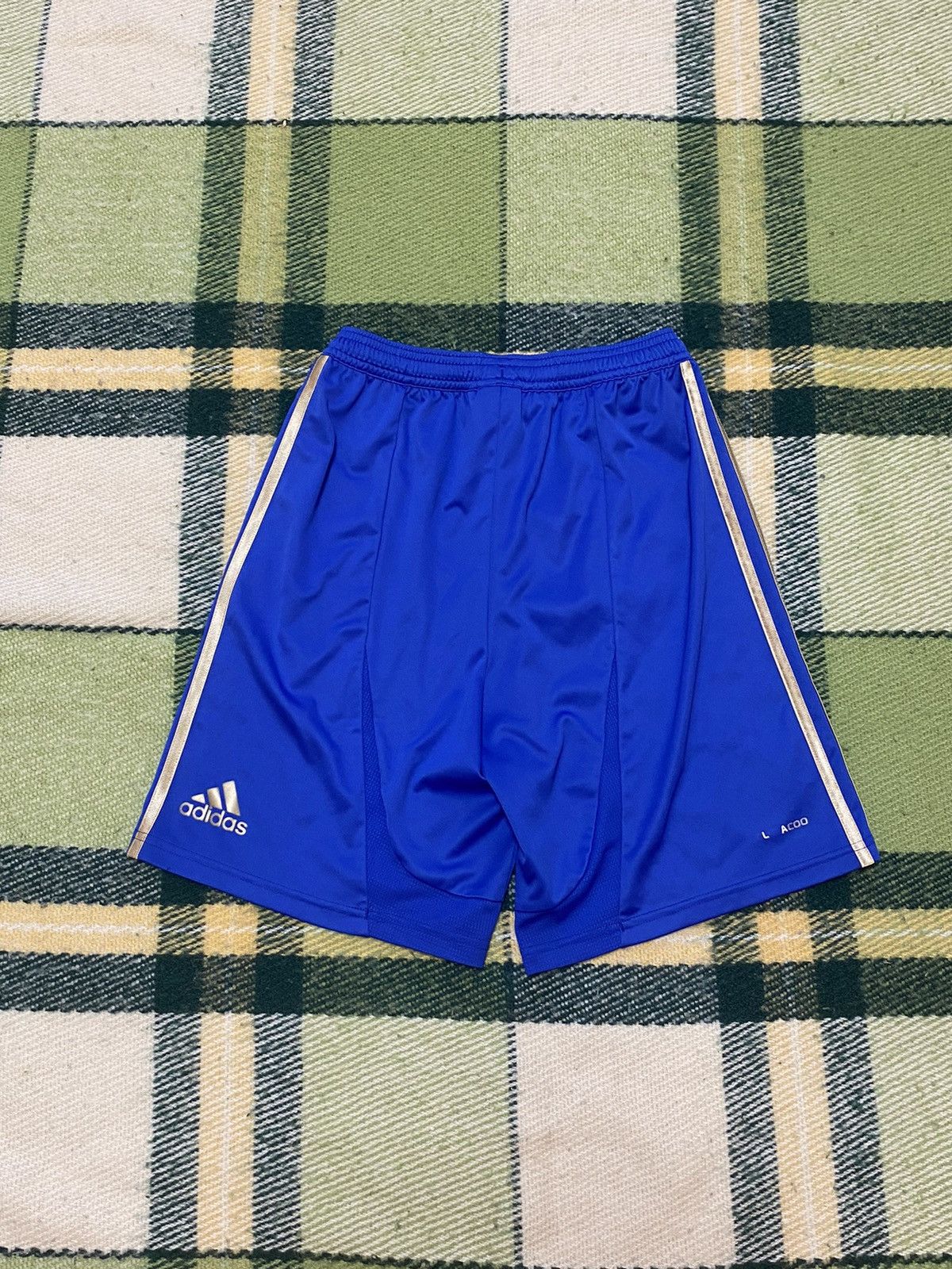 Adidas Vintage Adidas shorts streetwear y2k casual style size S Size US 30 / EU 46 - 3 Thumbnail