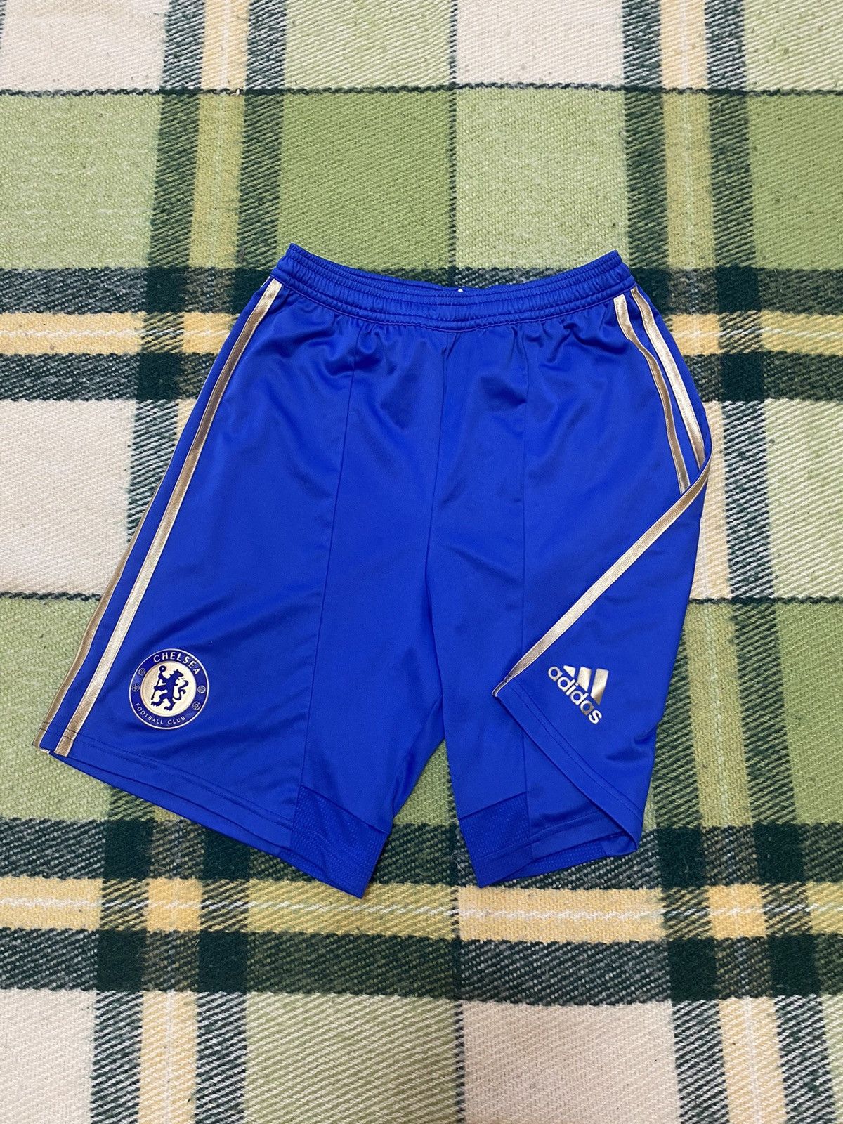 Adidas Vintage Adidas shorts streetwear y2k casual style size S Size US 30 / EU 46 - 1 Thumbnail