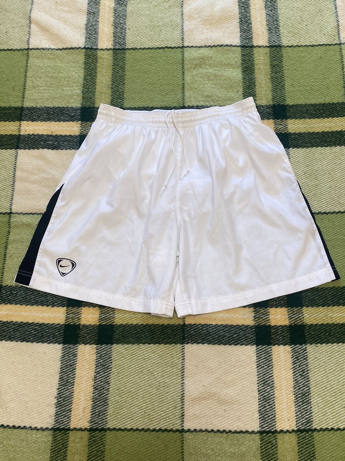 Nike Vintage Nike shorts streetwear swoosh casual y2k size L Size US 34 / EU 50 - 1 Thumbnail