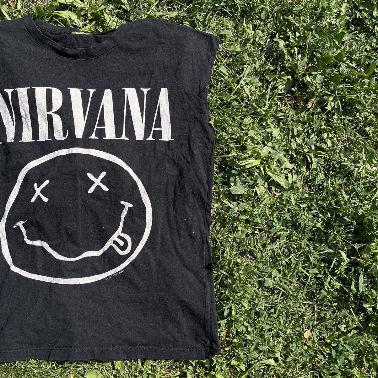 Vintage Vintage 90s Nirvana Smiley Graphic Tee Grunge Band Tee M Size US M / EU 48-50 / 2 - 2 Thumbnail