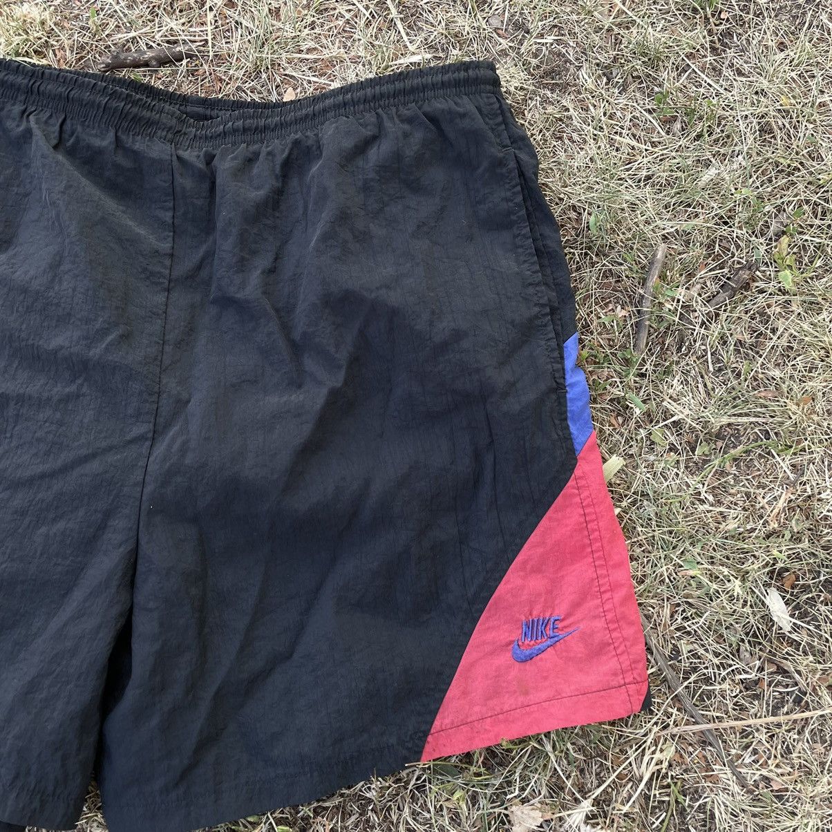 Vintage Vintage 90s Nike Baggy Shorts Swoosh Streetwear Washed 35 Size US 35 - 3 Thumbnail