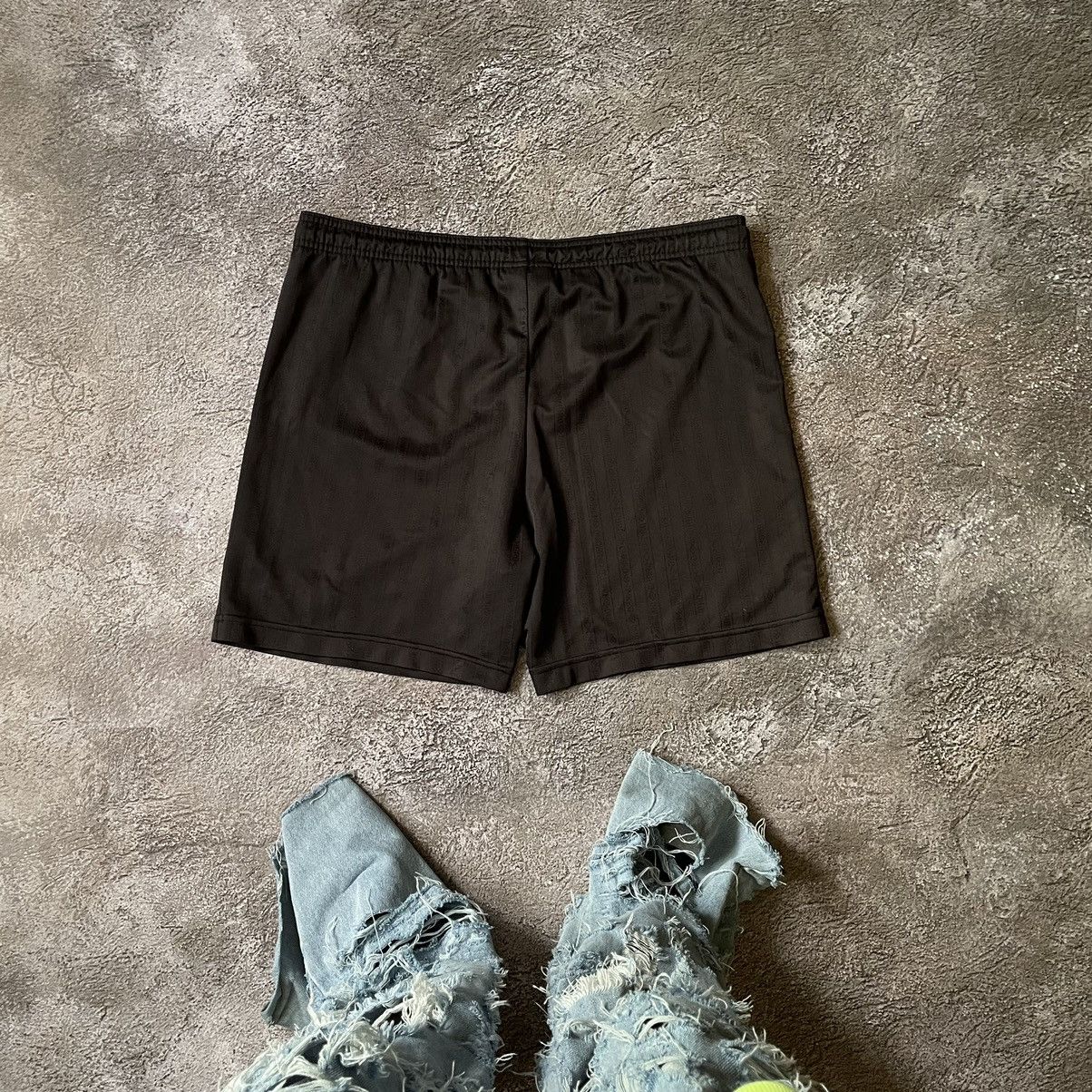 Vintage Vintage Y2K Umbro Black Nylon Shorts Baggy Sportwear Swag 33 Size US 33 - 6 Thumbnail