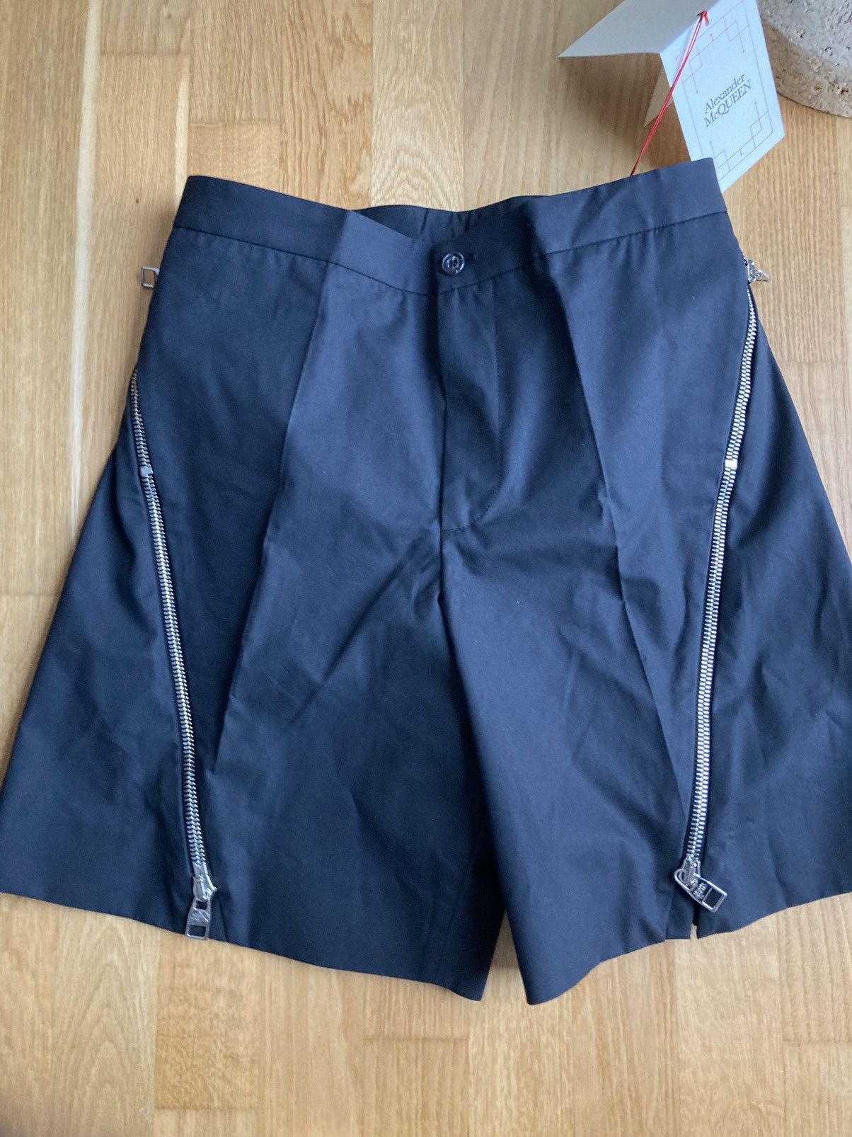 Alexander McQueen BNWT ALEXANDER MCQUEEN COTTON GABARDINE ZIP SHORTS - SS2022 Size US 32 / EU 48 - 5 Thumbnail