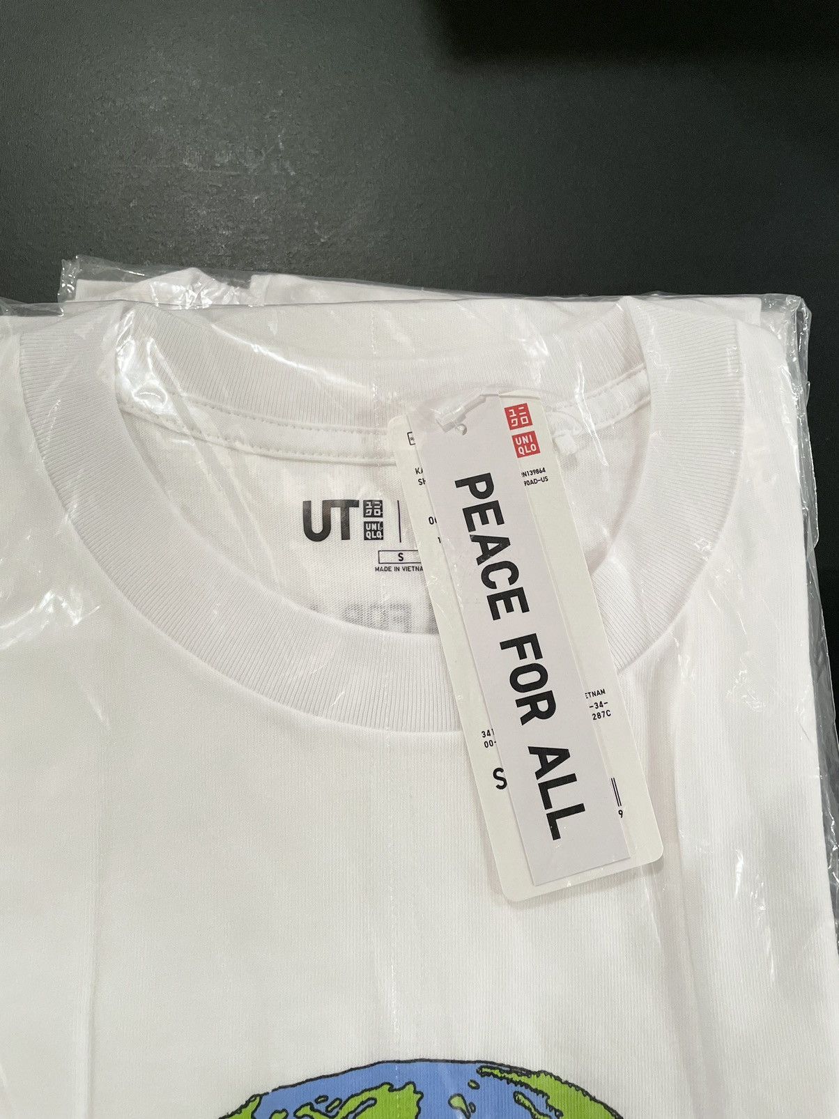 Kaws × Uniqlo Small KAWS White Peace for All The Figure Gone Vinyl Shirt Size US S / EU 44-46 / 1 - 5 Thumbnail