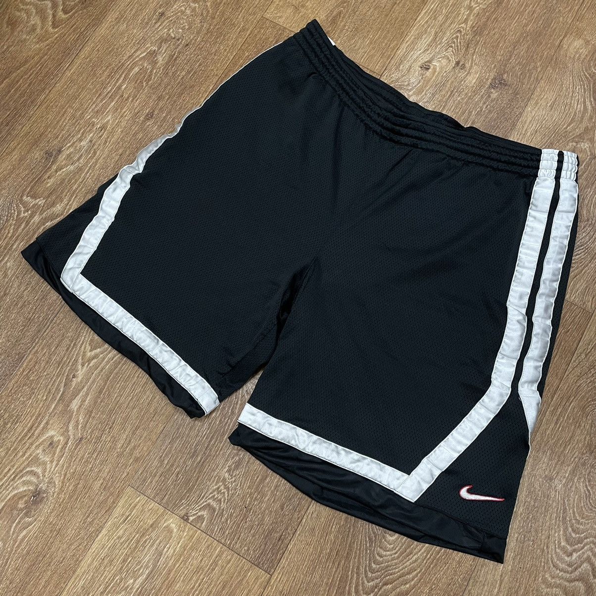 Vintage Vintage 90s Nike Baggy Basketball Shorts Streetwear Logo XL Size US 36 / EU 52 - 2 Thumbnail