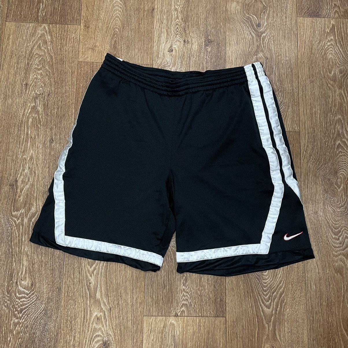 Vintage Vintage 90s Nike Baggy Basketball Shorts Streetwear Logo XL Size US 36 / EU 52 - 1 Thumbnail