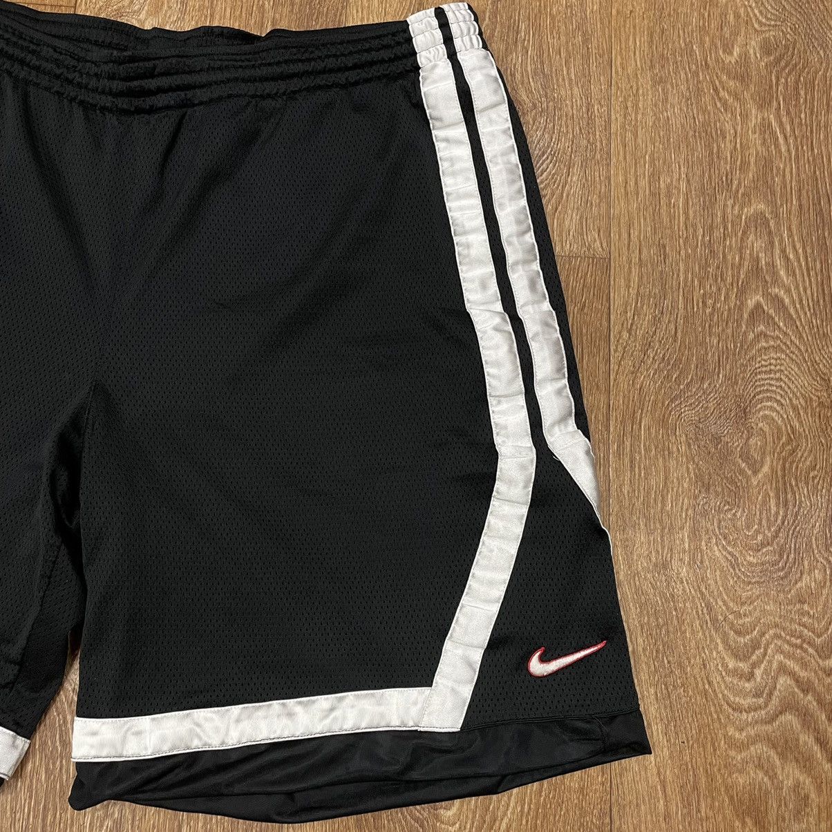 Vintage Vintage 90s Nike Baggy Basketball Shorts Streetwear Logo XL Size US 36 / EU 52 - 3 Thumbnail