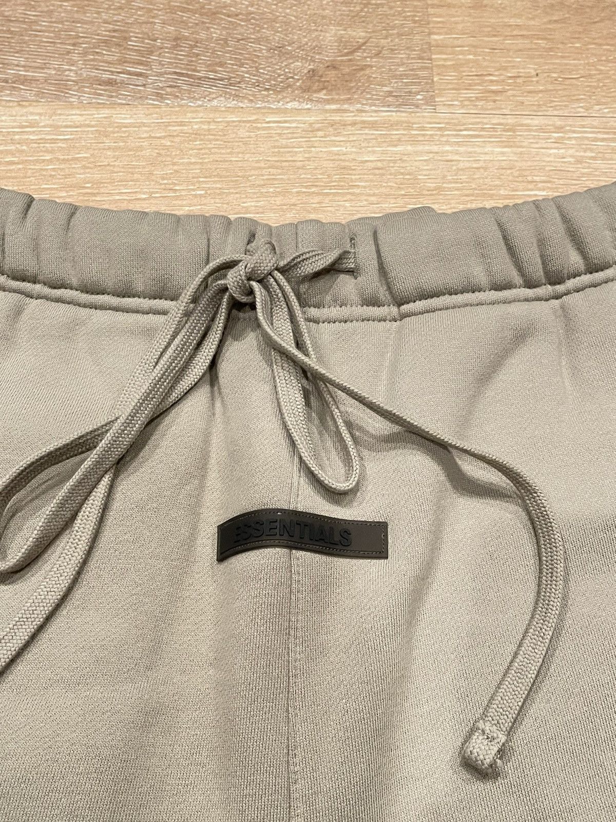 Fear of God Fear of God Essentials Moss Logo Shorts Small Size US 30 / EU 46 - 3 Thumbnail