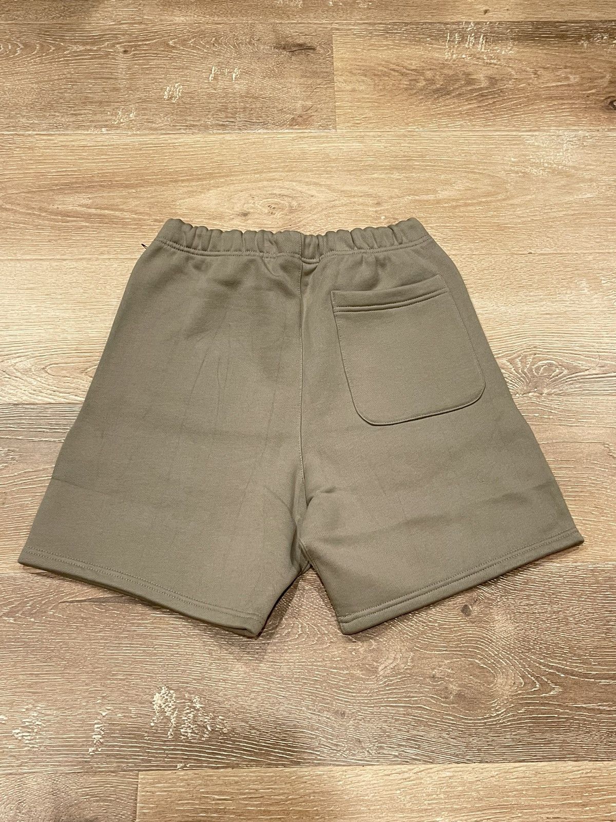 Fear of God Fear of God Essentials Moss Logo Shorts XXS Size US 26 / EU 42 - 4 Thumbnail