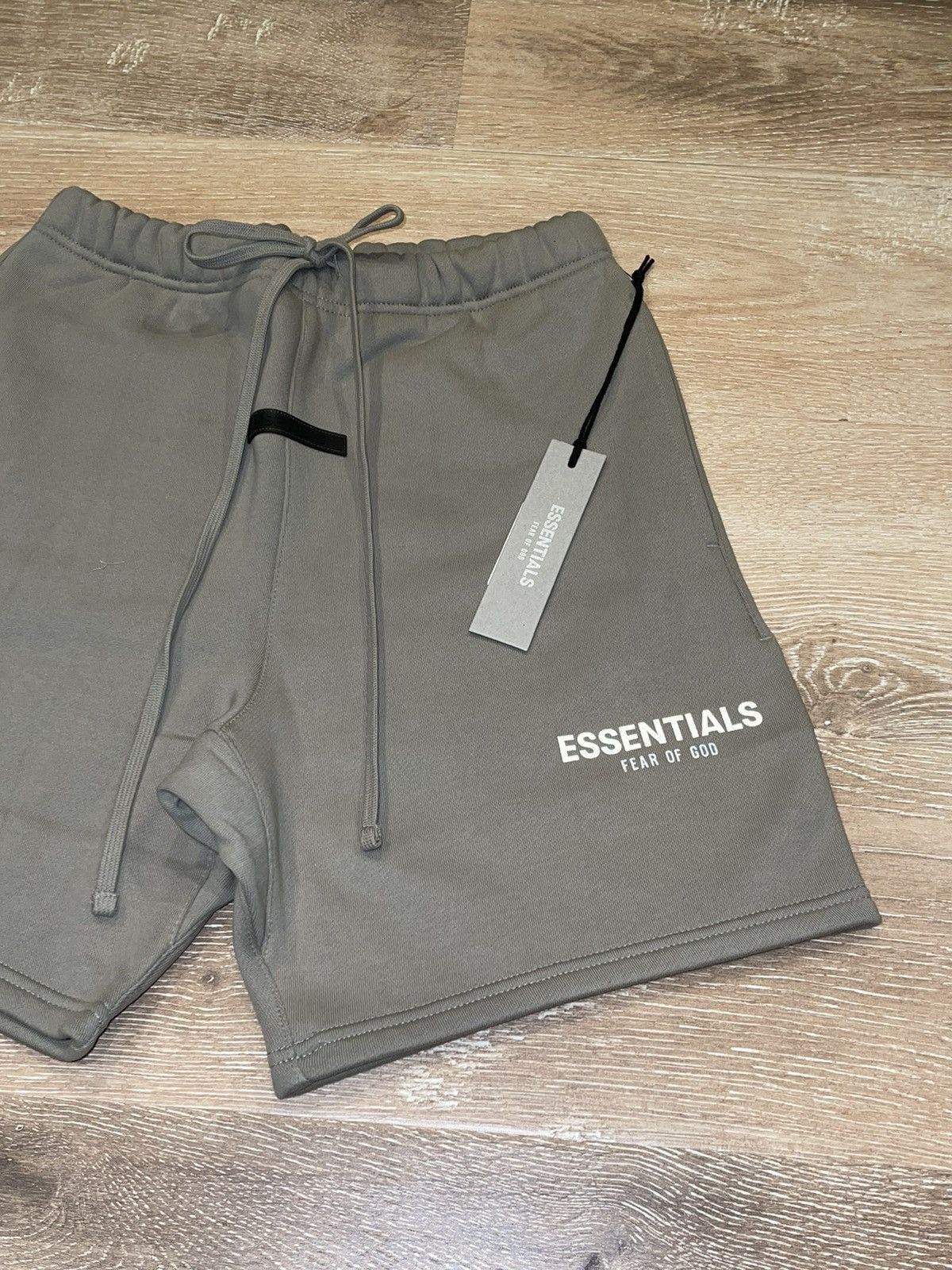 Fear of God Fear of God Essentials Moss Logo Shorts XXS Size US 26 / EU 42 - 2 Thumbnail
