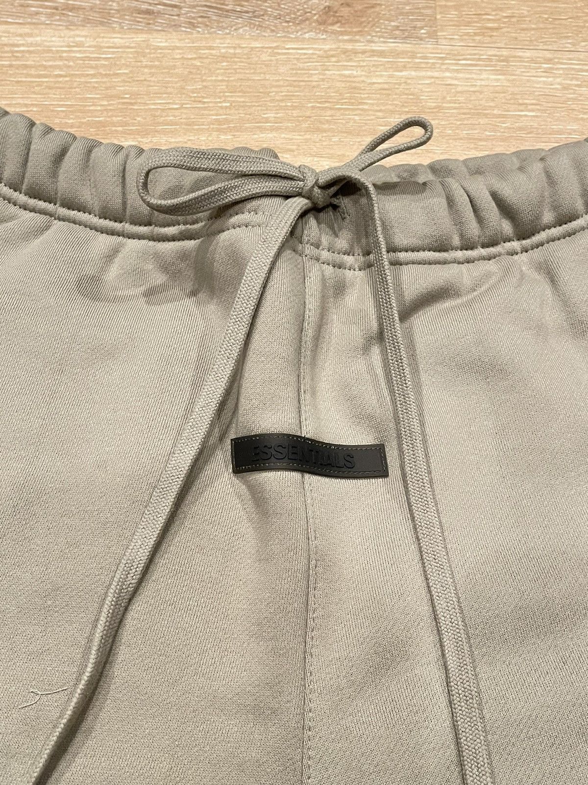 Fear of God Fear of God Essentials Moss Logo Shorts XXS Size US 26 / EU 42 - 3 Thumbnail
