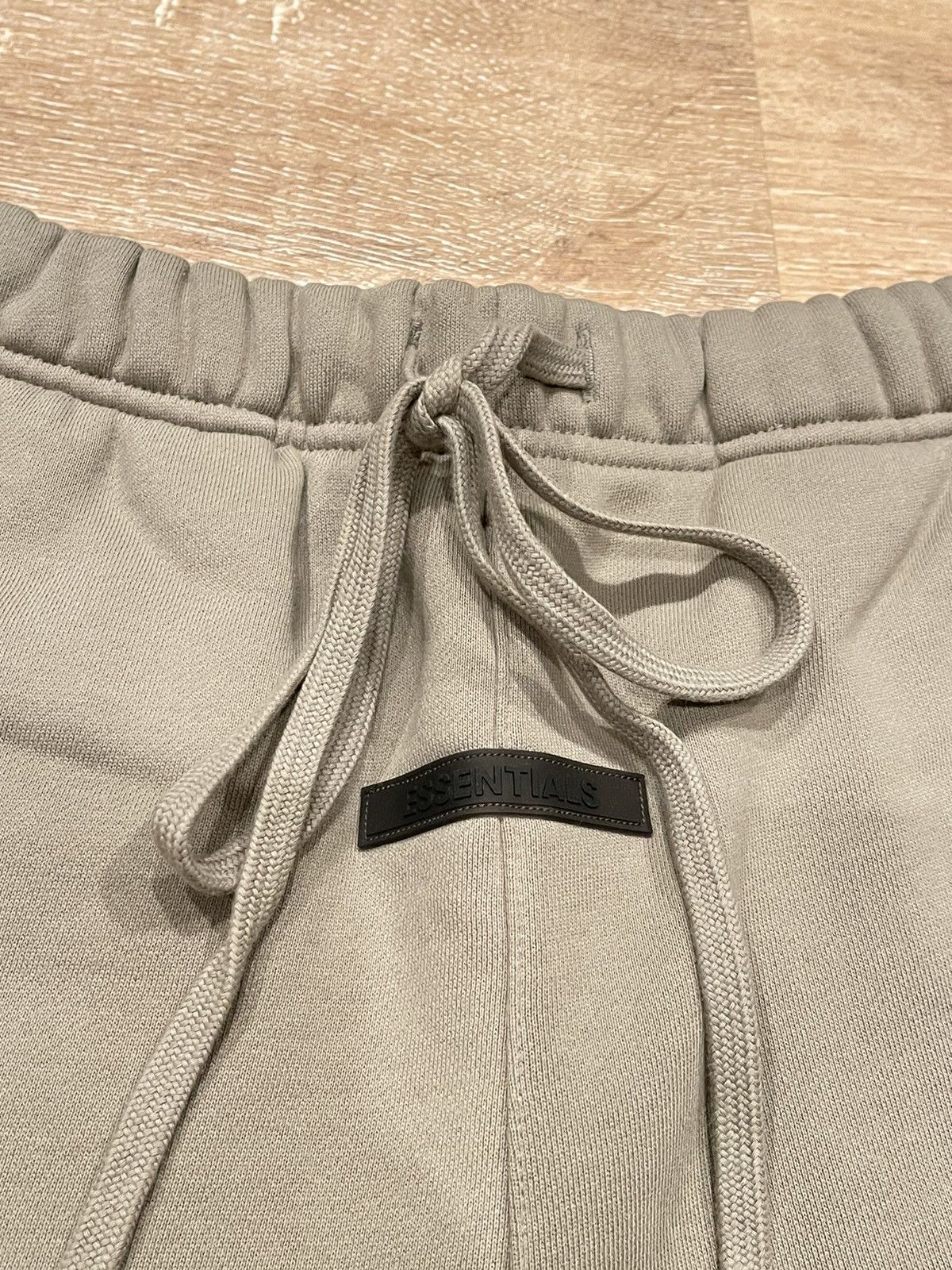 Fear of God Fear of God Essentials Moss Logo Shorts Medium Size US 32 / EU 48 - 3 Thumbnail