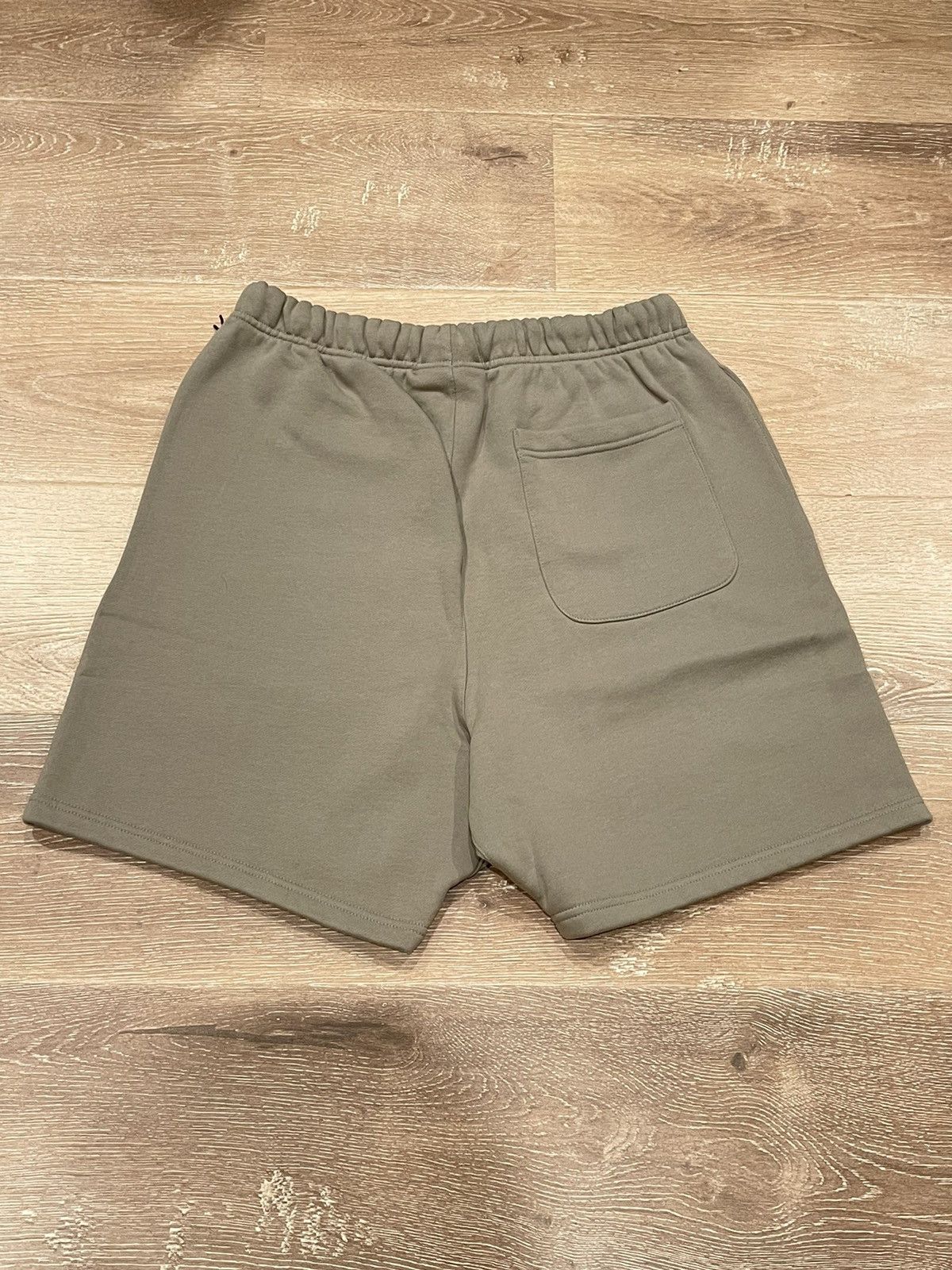 Fear of God Fear of God Essentials Moss Logo Shorts Medium Size US 32 / EU 48 - 4 Thumbnail