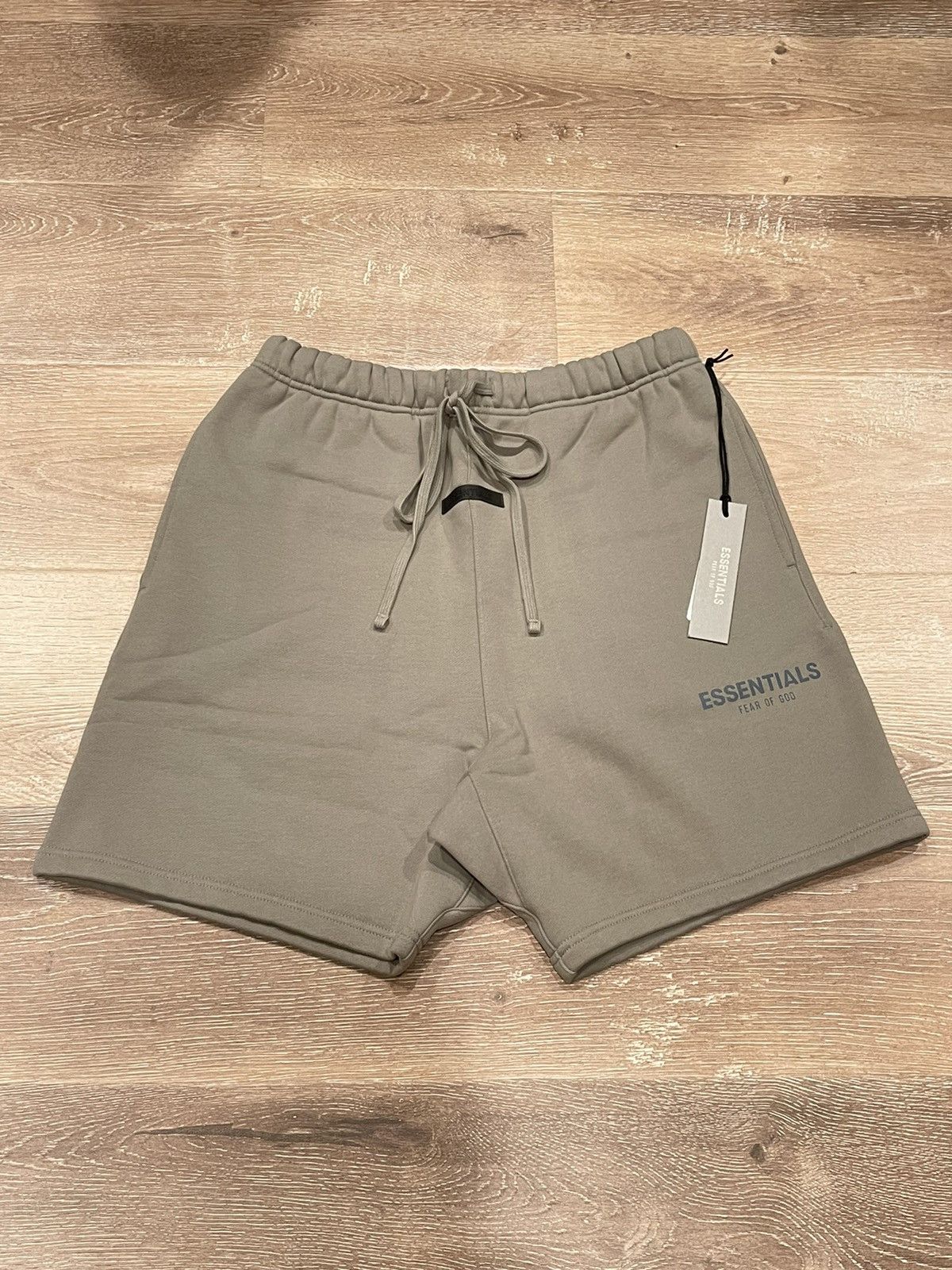 Fear of God Fear of God Essentials Moss Logo Shorts Medium Size US 32 / EU 48 - 1 Thumbnail