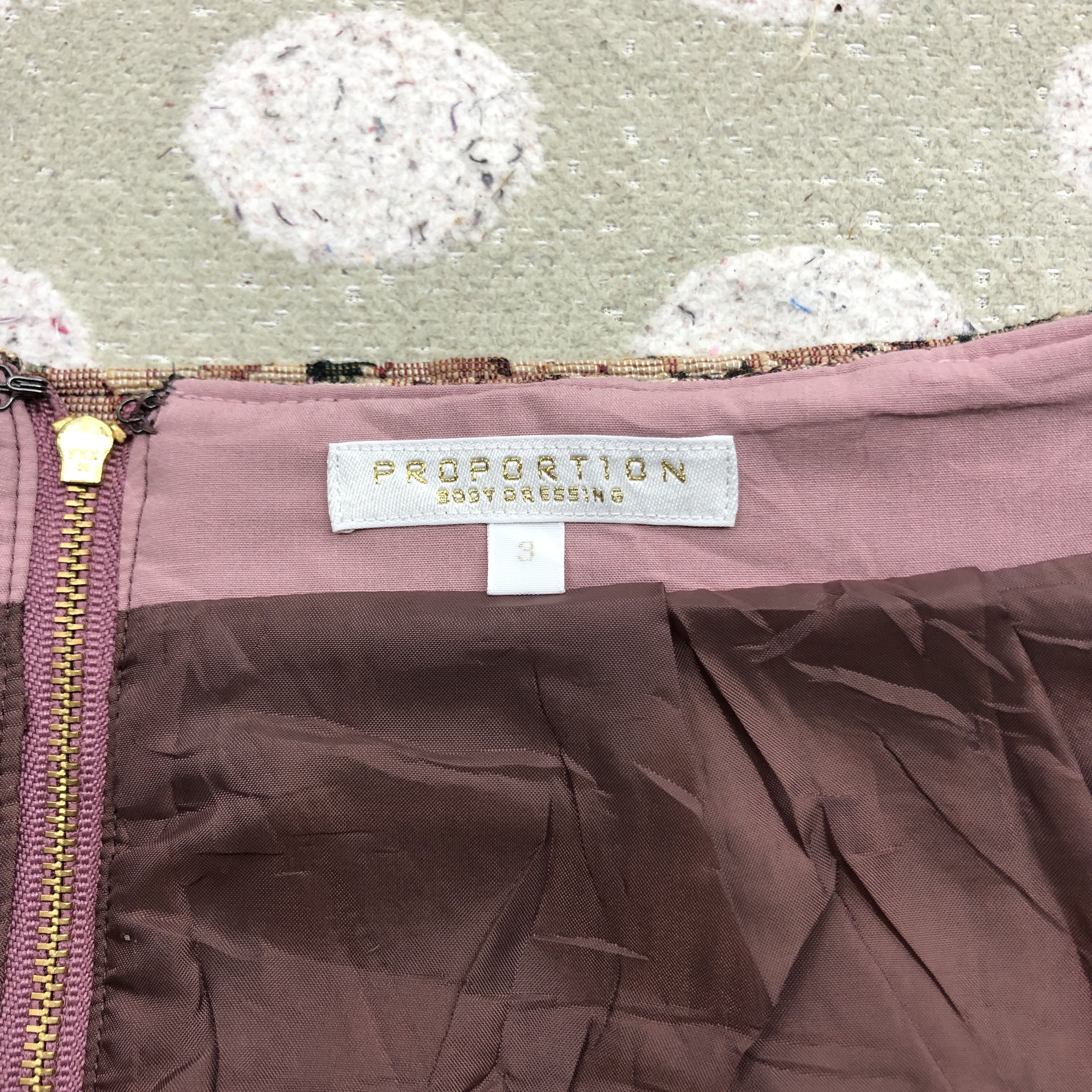 Japanese Brand PROPORTION BODY DRESSING Mini Skirt #2649-95 Size 26" / US 2 / IT 38 - 2 Thumbnail